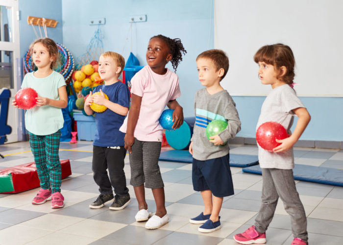 Gruppe Kinder in der Turnhalle